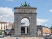 La Asociación para la Recuperación de la Memoria Histórica acudirá a la Fiscalía para denunciar que el Gobierno no retira el Arco de la Victoria
